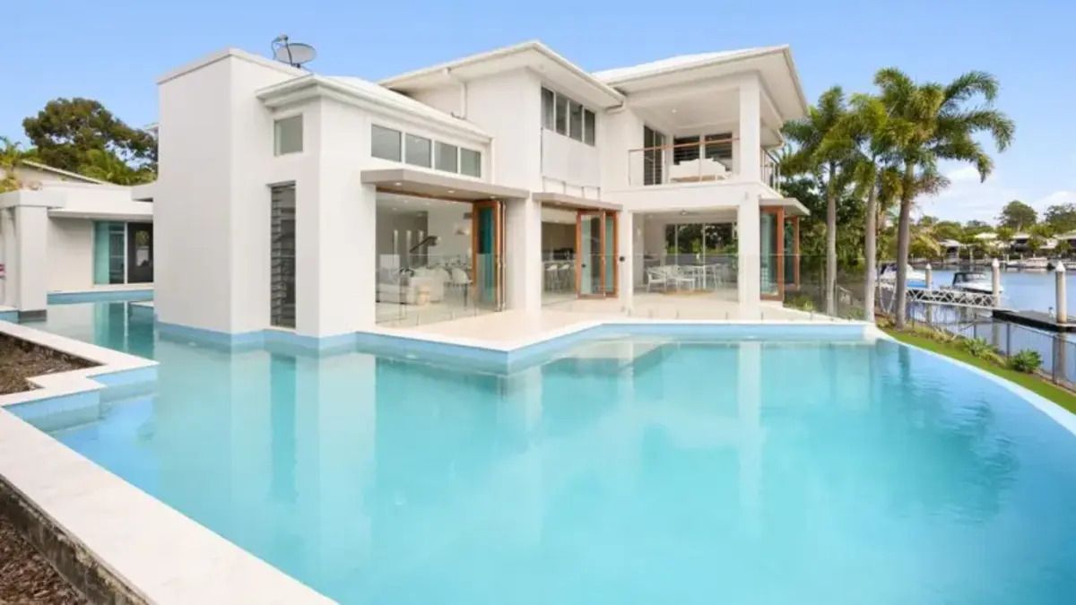 Окруженный бассейном и каналом - в Голд-Косте продают дом в сказочном месте - Недвижимость Окруженный бассейном и каналом - в Голд-Косте продают дом в сказочном месте - Недвижимость