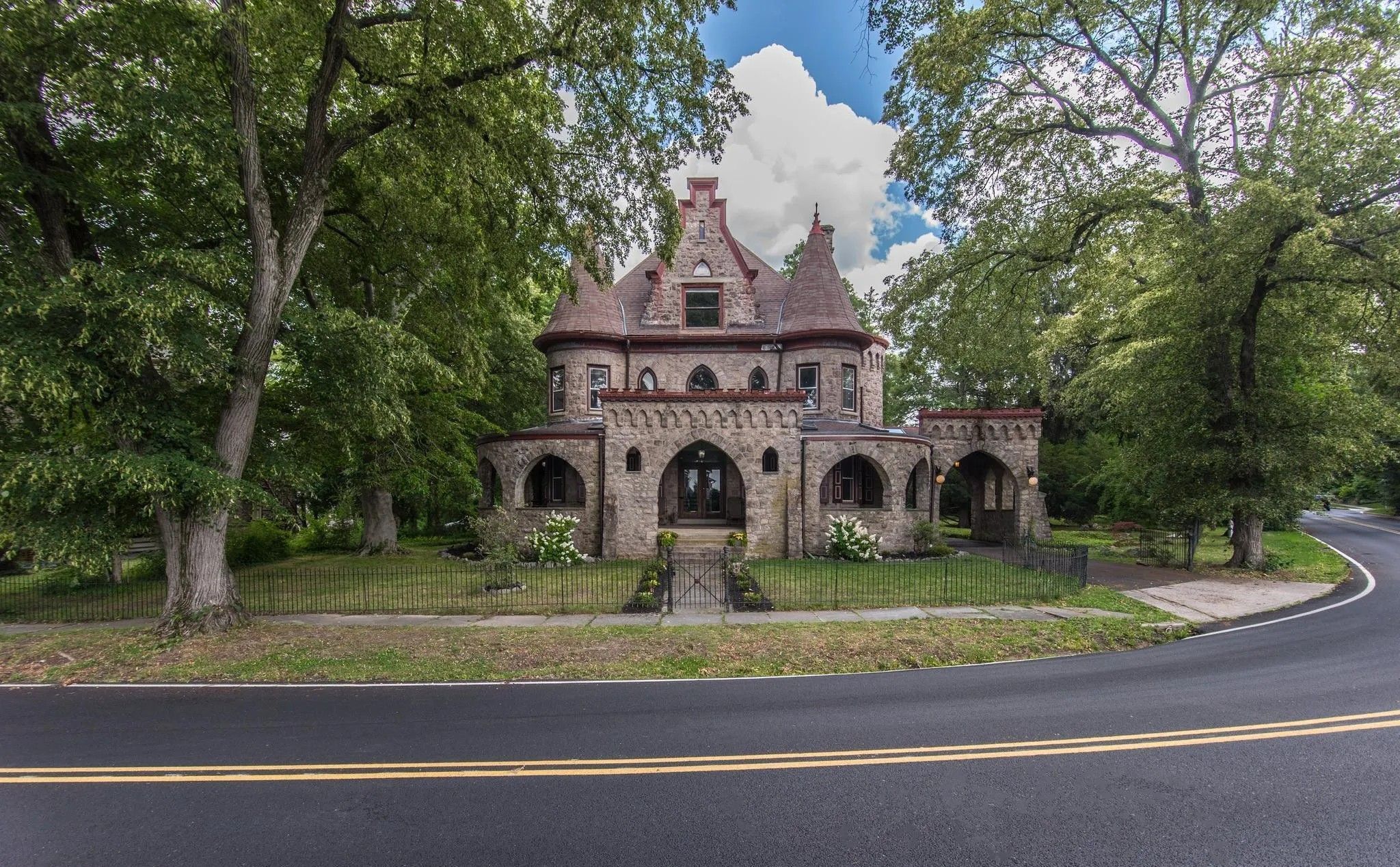 Исторический замок 1893 года - продают особый дом, когда-то принадлежавший магнату - Недвижимость Исторический замок 1893 года - продают особый дом, когда-то принадлежавший магнату - Недвижимость