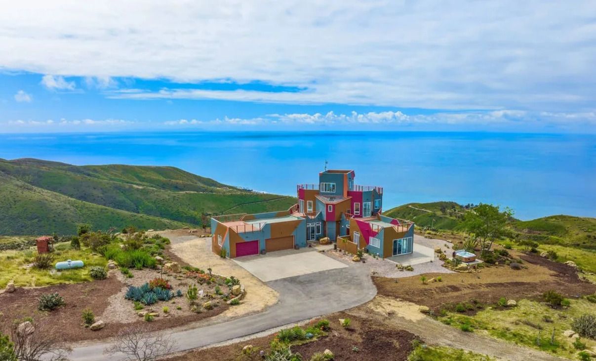 Очень яркий особняк в Малибу – продают дом с особым экстерьером – Недвижимость Очень яркий особняк в Малибу – продают дом с особым экстерьером – Недвижимость