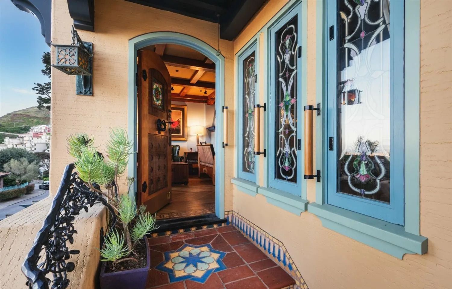 Дом в классическом испанском стиле - продают настоящее произведение искусства - Недвижимость