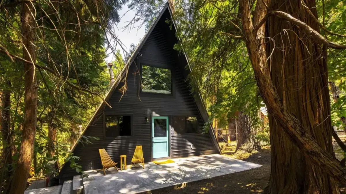 Чорний будинок - незвичайне помешкання продають у гірському містечку Каліфорнії - Нерухомість