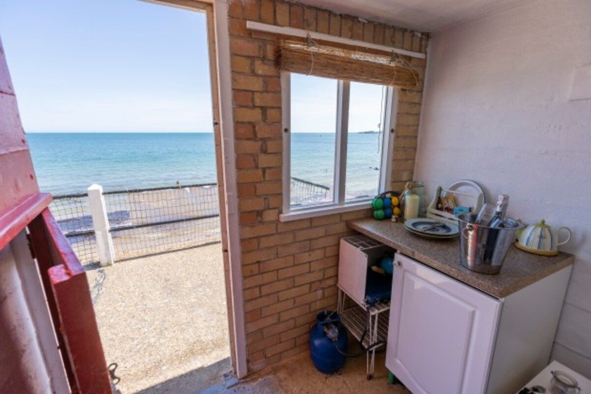 Маленька хатинка біля моря - це крихітне помешкання продають за велику суму - Нерухомість