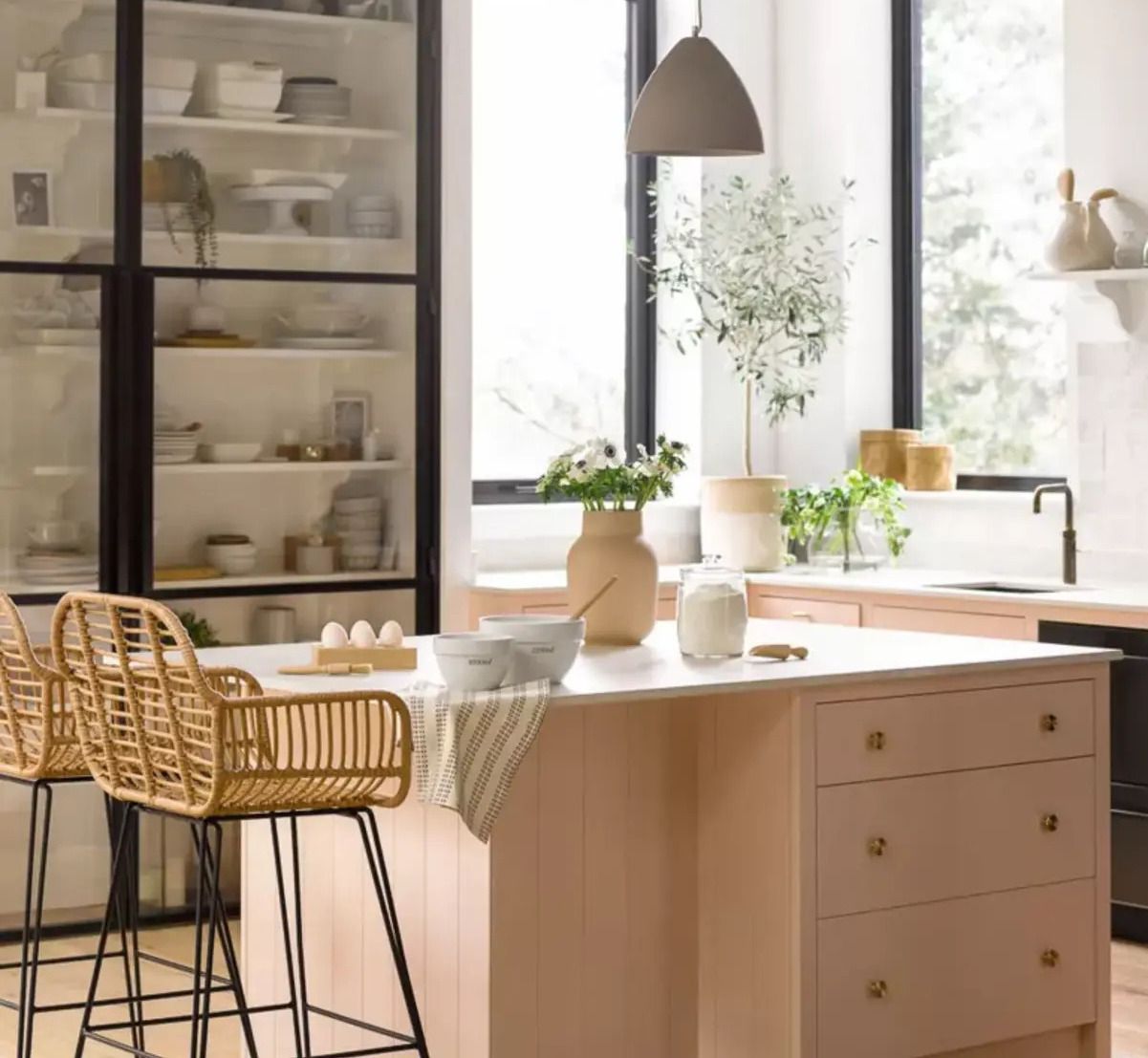 Трендовый цвет 2024 - какой оттенок розового станет очень популярен на кухне - Недвижимость Трендовый цвет 2024 - какой оттенок розового станет очень популярен на кухне - Недвижимость