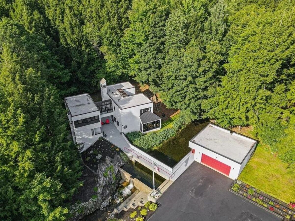 Будинок з водоспадом - продають унікальний дім серед природи - Нерухомість Будинок з водоспадом - продають унікальний дім серед природи - Нерухомість