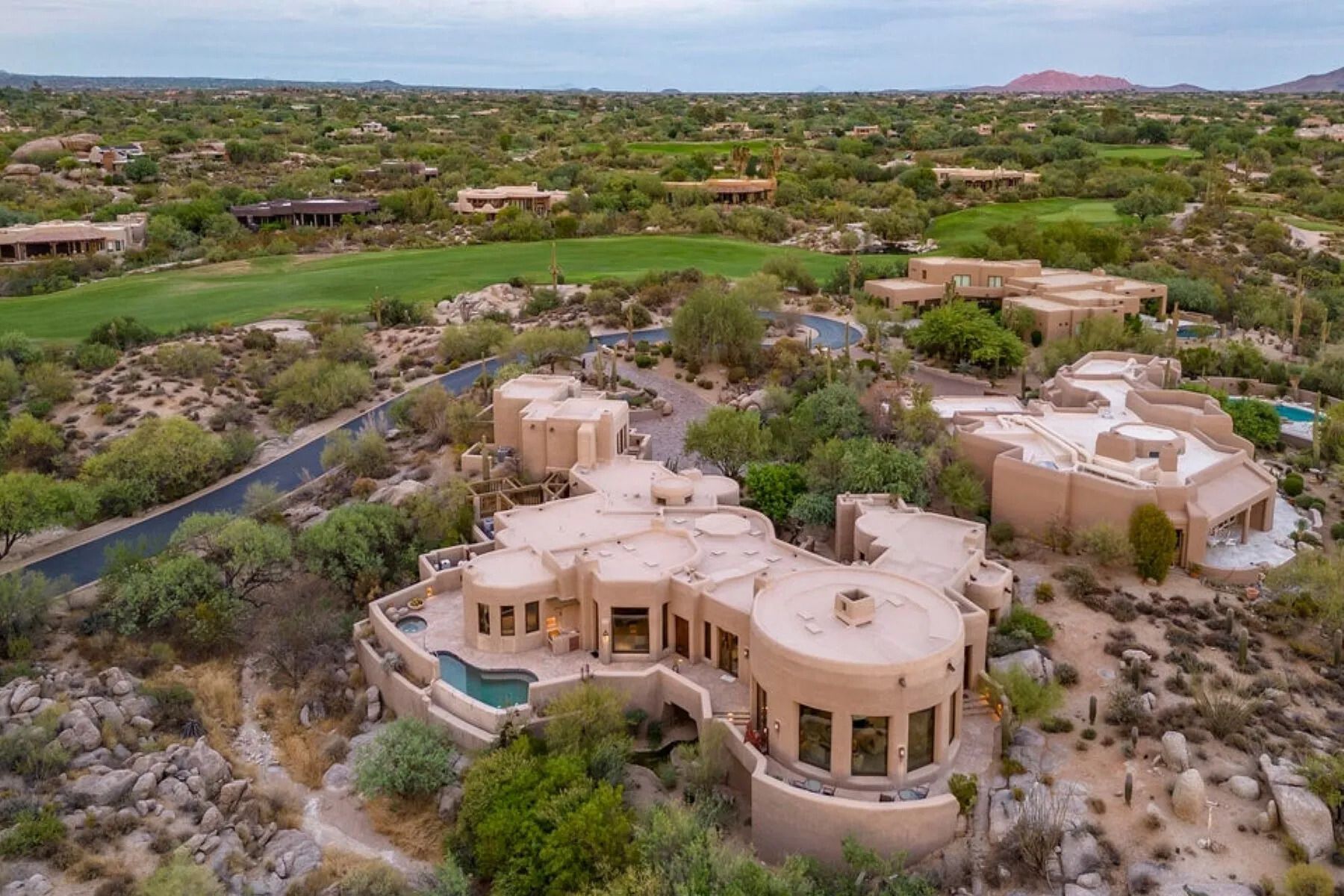 Дом в пустыне - продают жилье в глинобитном стиле среди дикой природы - Недвижимость