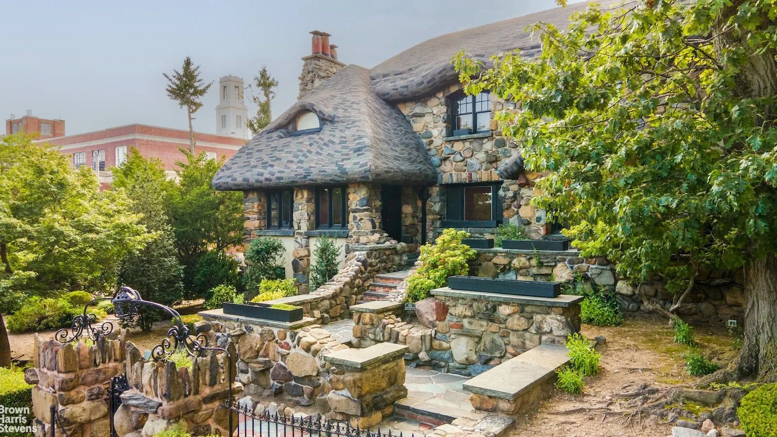 Пряничный домик в Бруклине - продают причудливое помещение, будто из сказки - Недвижимость Пряничный домик в Бруклине - продают причудливое помещение, будто из сказки - Недвижимость