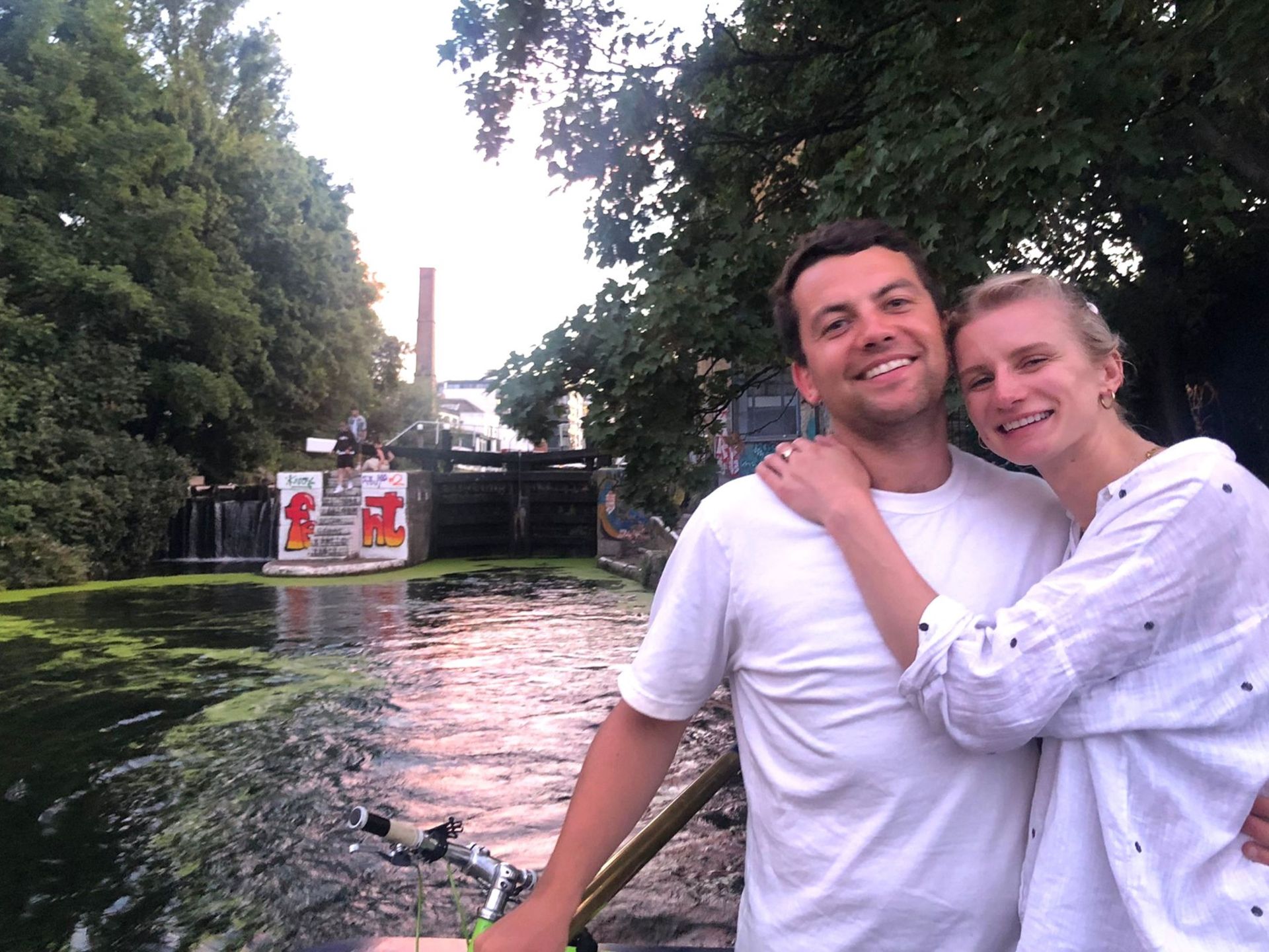 Молодая пара живет в лодке – как жители Лондона решили экономить на аренде квартиры – Недвижимость