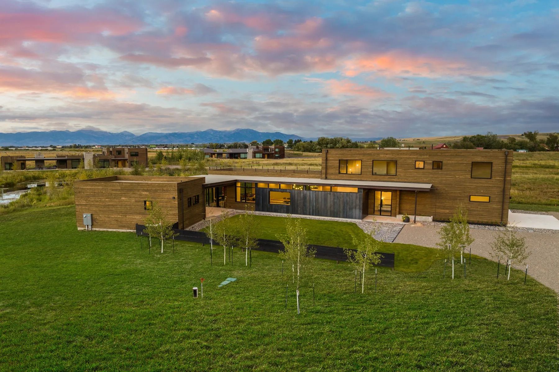 Сучасний будинок зі стильним дизайном - продають ідеальне житло в тихому місці - Нерухомість Сучасний будинок зі стильним дизайном - продають ідеальне житло в тихому місці - Нерухомість