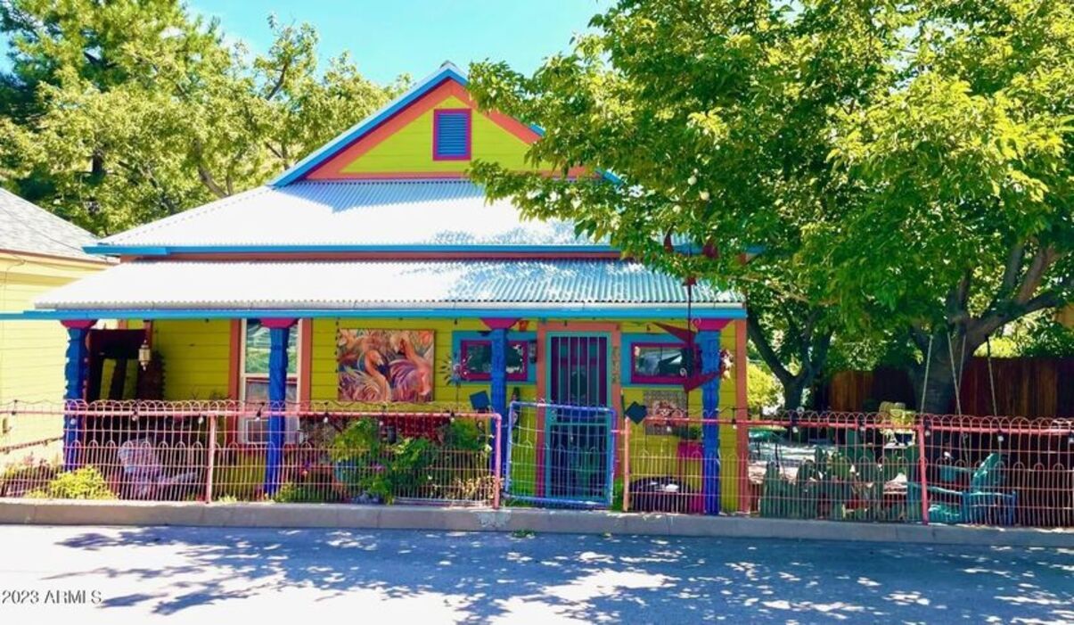 Очень яркий дом - такого разноцветного дома вы еще не видели - Недвижимость Очень яркий дом - такого разноцветного дома вы еще не видели - Недвижимость