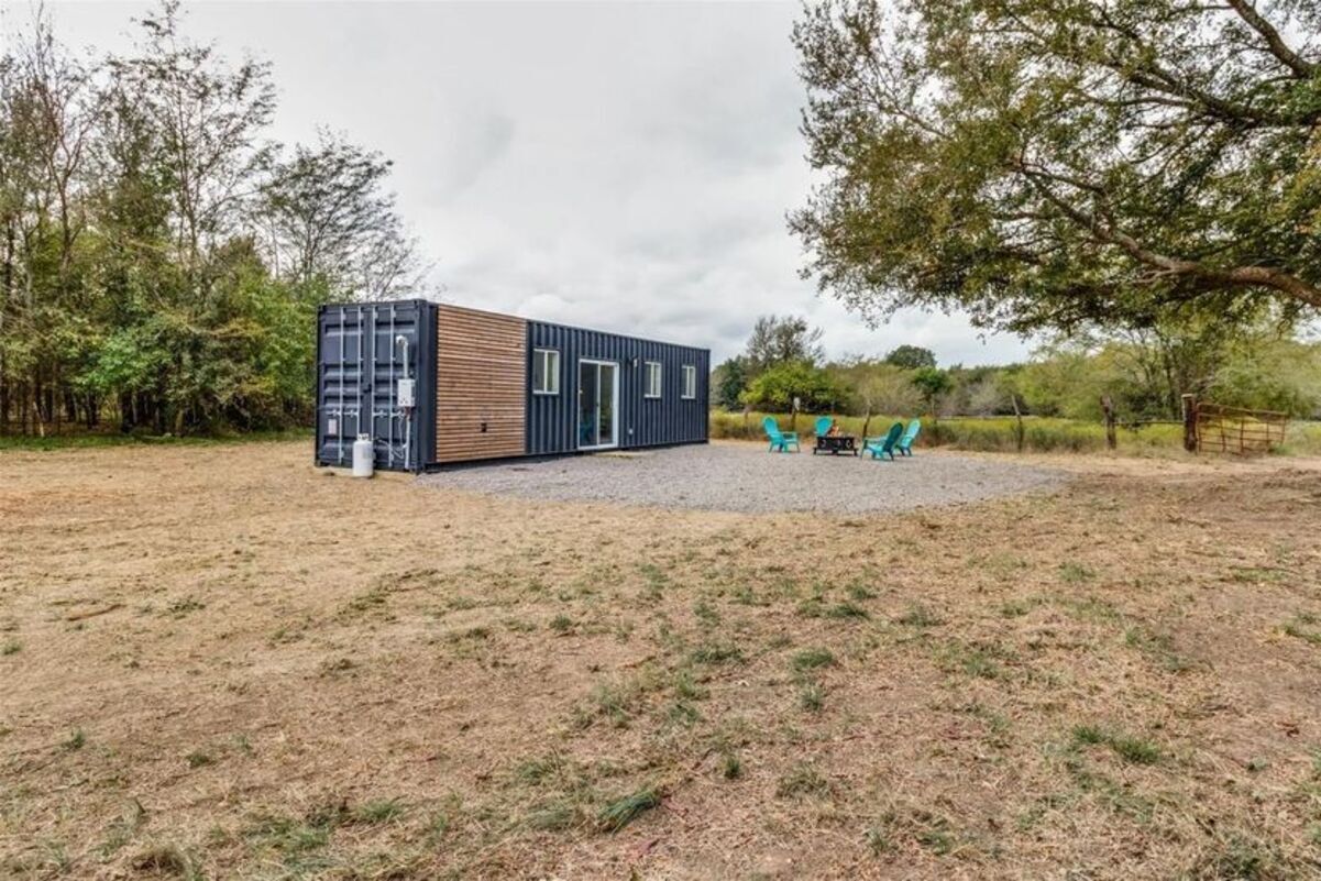 Житло з транспортних контейнерів - продають цікавий будиночок в безлюдному місці - Нерухомість Житло з транспортних контейнерів - продають цікавий будиночок в безлюдному місці - Нерухомість