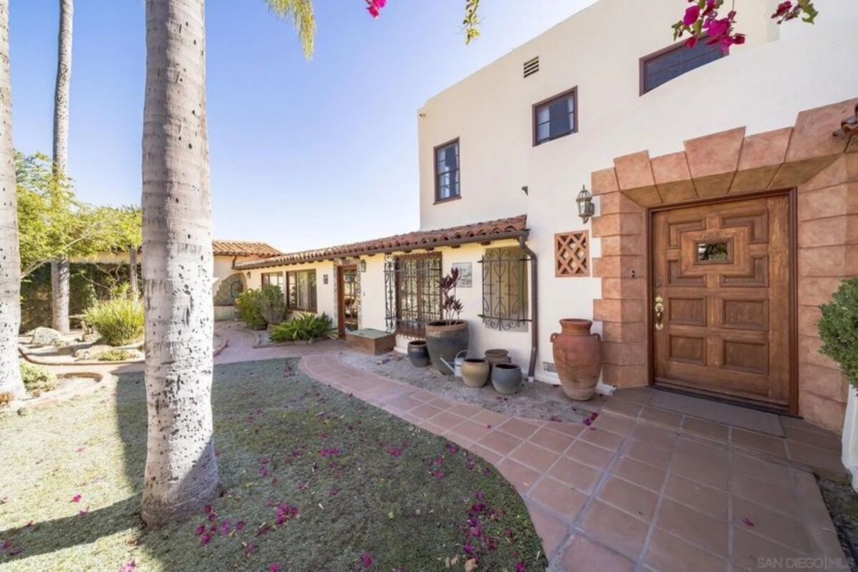 Капсула времени – это прекрасный дом, который переносит в 1920-е годы. Капсула времени – это прекрасный дом, который переносит в 1920-е годы.