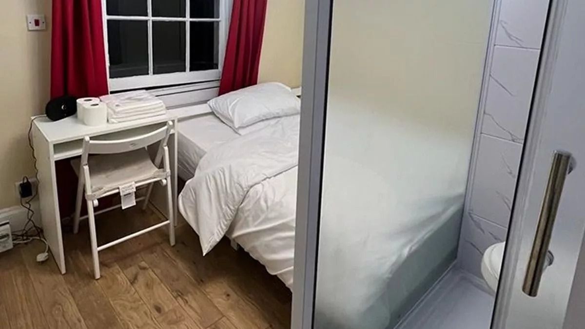 Спальня с туалетом вместе - в Лондоне сдают в аренду очень компактную квартиру - Недвижимость