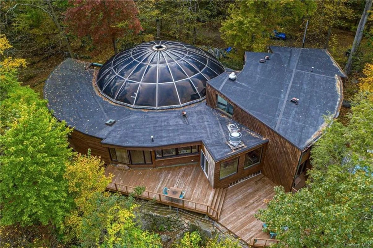 Дом с купольной прозрачной крышей - продают уникальную собственность в лесу - Недвижимость
