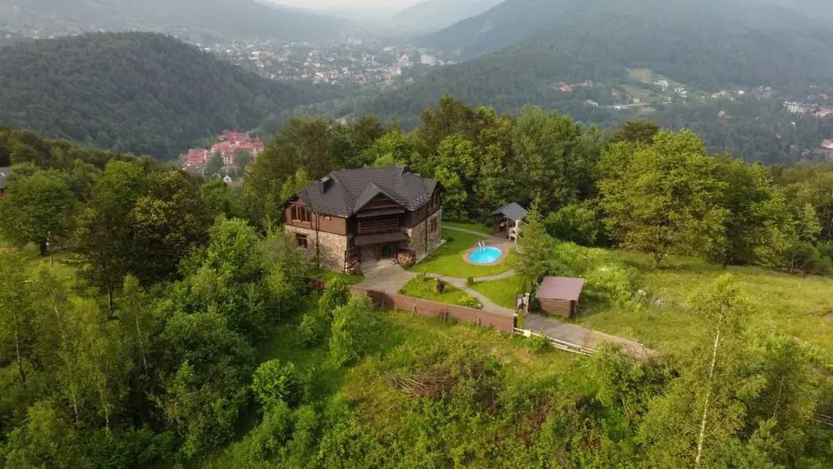 Будинок серед гір у Карпатах - продають унікальне житло на пагорбі в Яремчому - Нерухомість