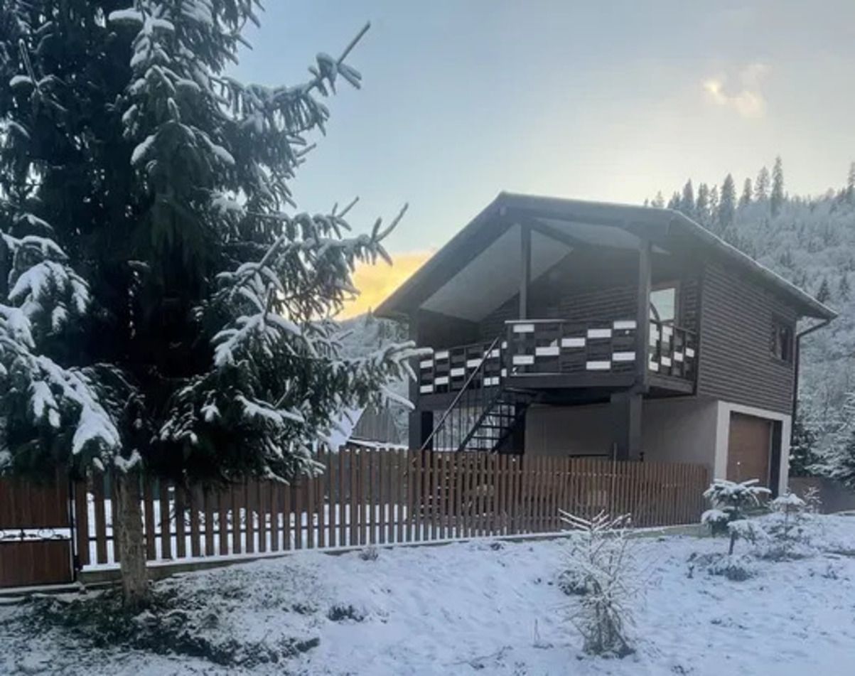 Будинок з чаном у горах - скільки коштує подобова оренда такого житла біля Славського - Нерухомість Будинок з чаном у горах - скільки коштує подобова оренда такого житла біля Славського - Нерухомість