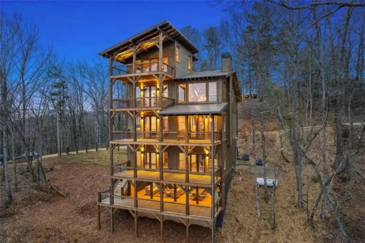 Чудовий дерев'яний будинок в горах - погляньте, це чудове місце для відпочинку - Нерухомість