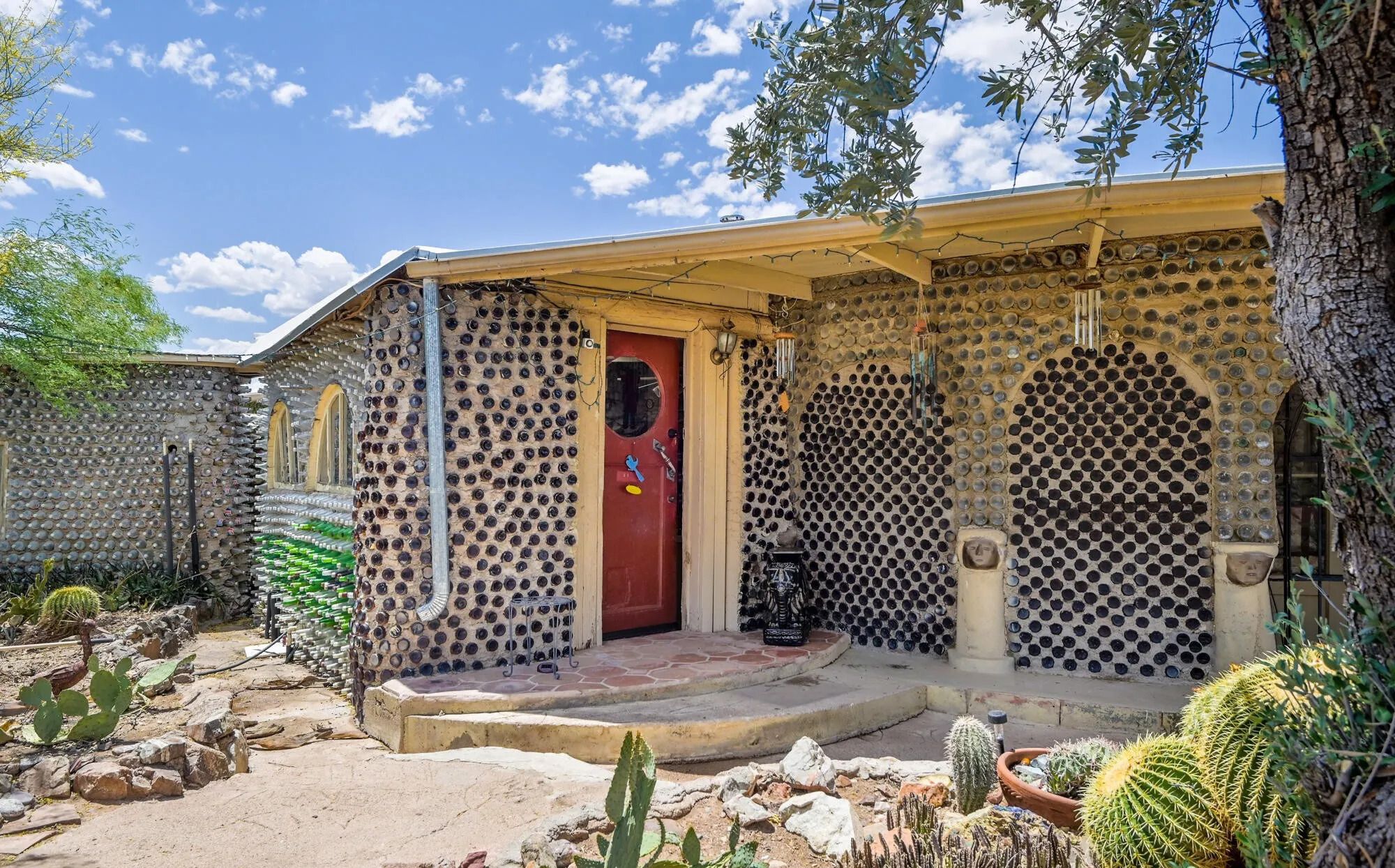 Пивной дом в Аризоне - для строительства жилья использовали тысячи стеклянных бутылок - Недвижимость Пивной дом в Аризоне - для строительства жилья использовали тысячи стеклянных бутылок - Недвижимость