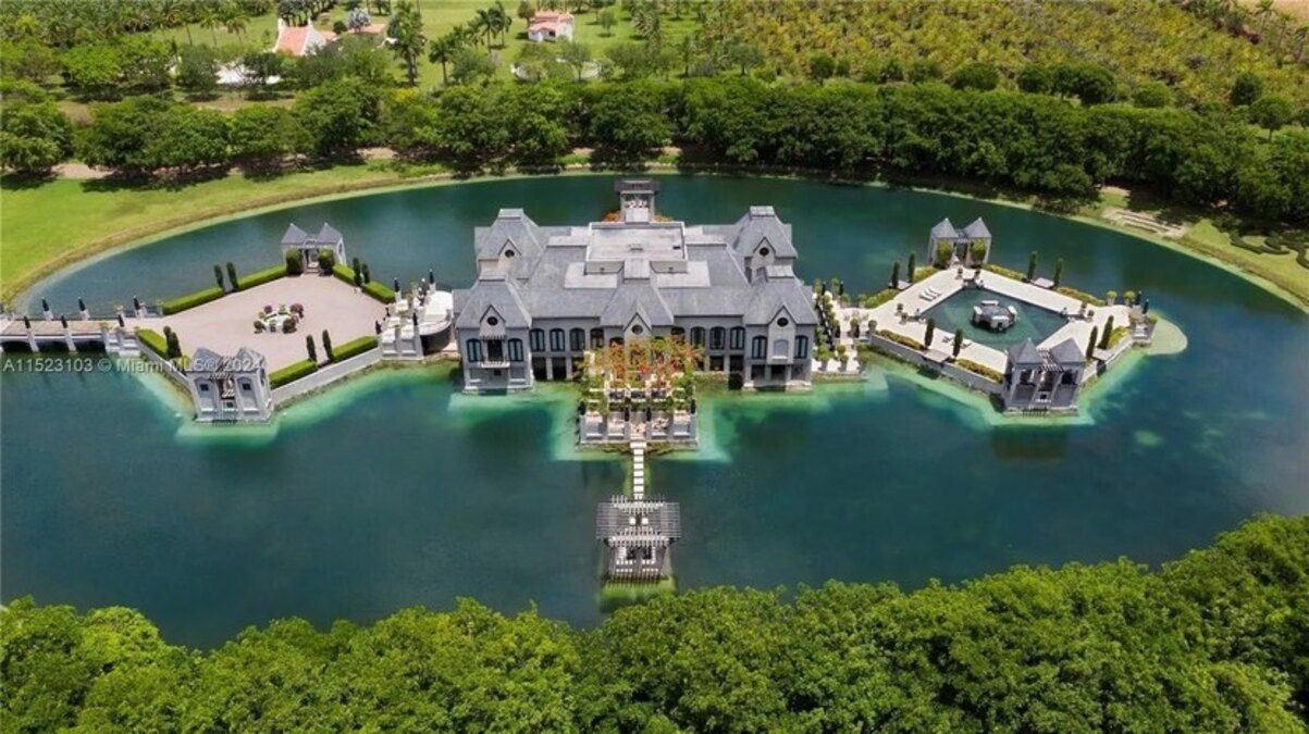 Будинок на озері - це неймовірний маєток, який вражає величчю - Нерухомість