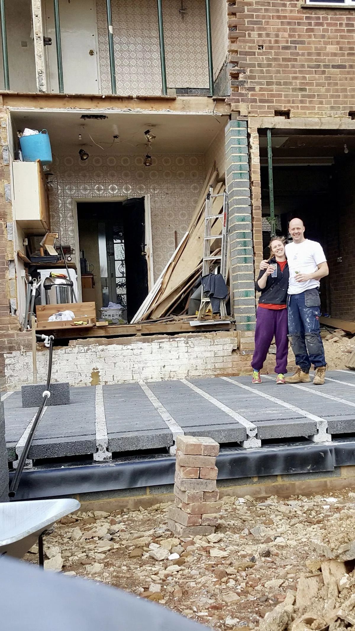 Самый худший дом на улице - супруги самостоятельно отремонтировали заброшенное жилье - Недвижимость Самый худший дом на улице - супруги самостоятельно отремонтировали заброшенное жилье - Недвижимость