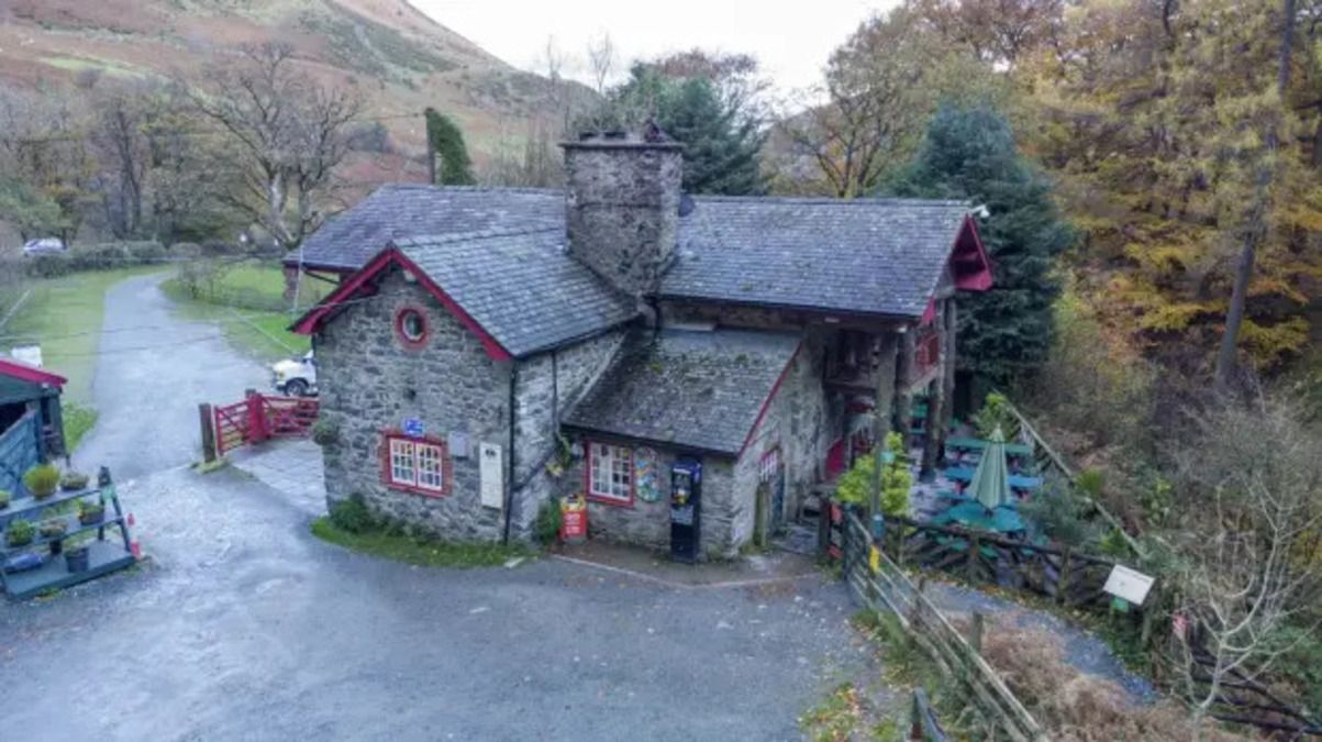 Гірський будинок з водоспадом - у Вельсі можна придбати унікальну власність - Нерухомість