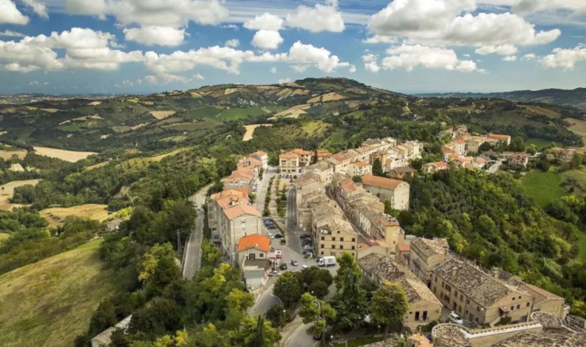 Село з фортецею в Італії можна орендувати за 21 долар - чи є тут підступ - Нерухомість
