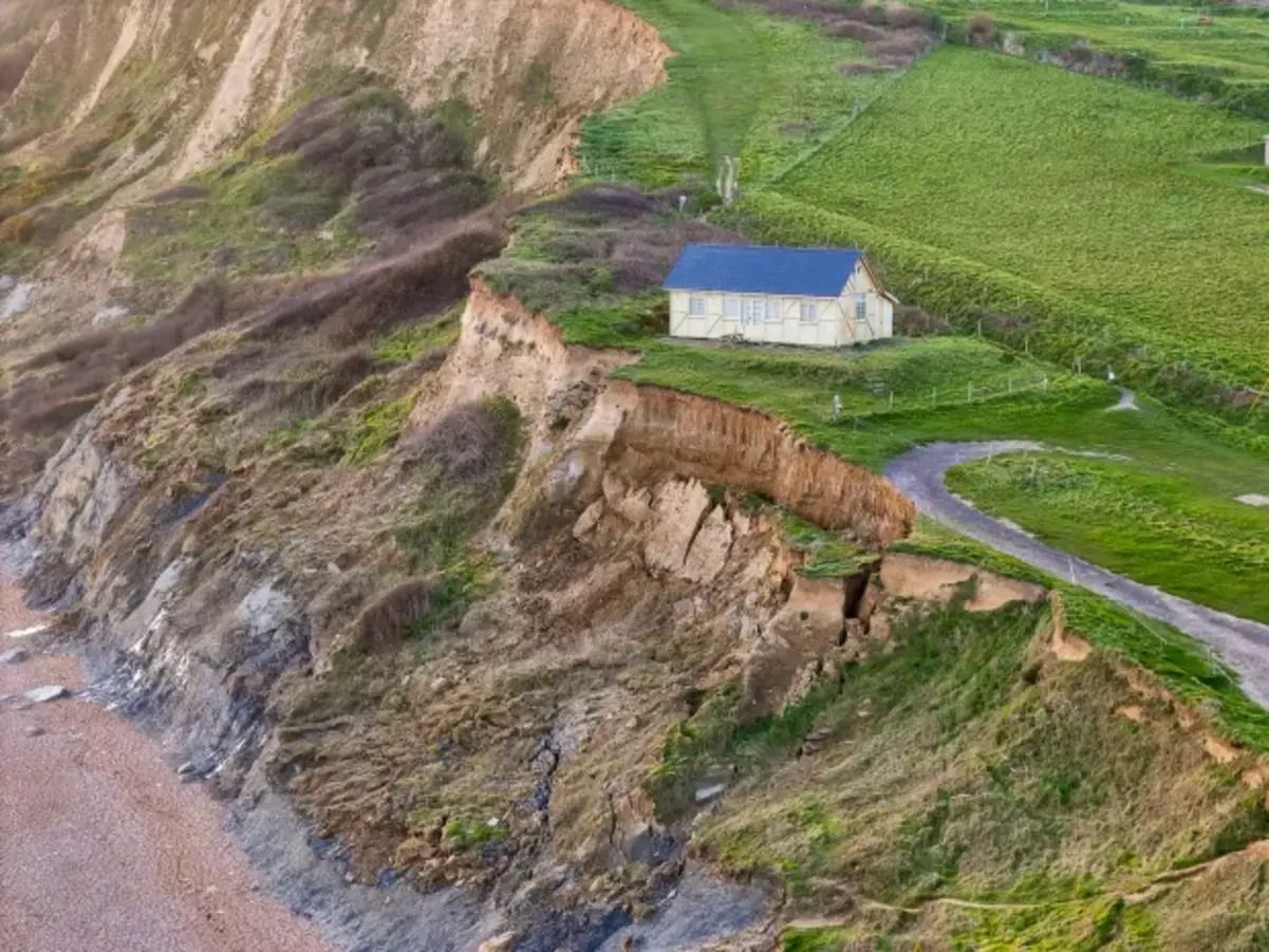 Дом у пропасти - почему это жилье скоро упадет в море - Недвижимость Дом у пропасти - почему это жилье скоро упадет в море - Недвижимость