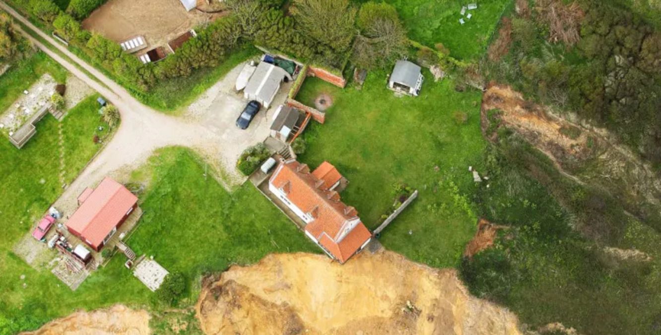 Скоро упадет со скалы - дом оказался у обрыва из-за эрозии - фото - Недвижимость Скоро упадет со скалы - дом оказался у обрыва из-за эрозии - фото - Недвижимость