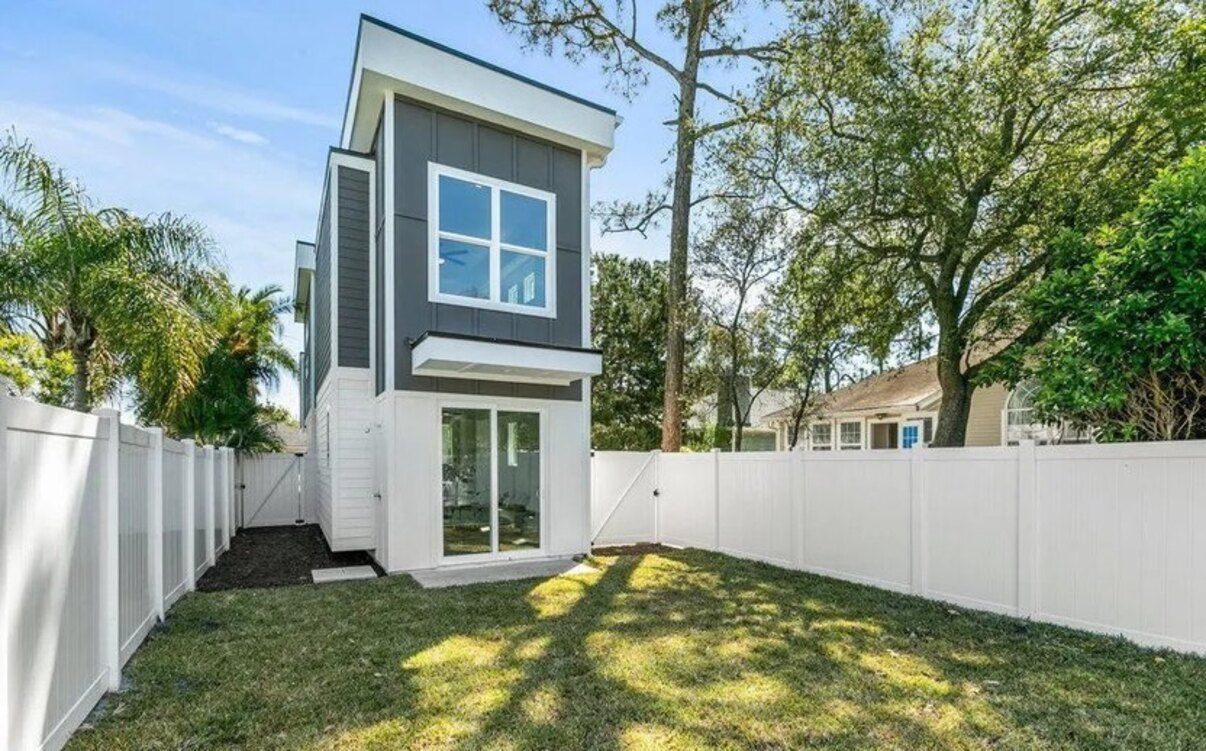 Очень узкий дом - это жилье шириной три метра построили назло соседям - Недвижимость Очень узкий дом - это жилье шириной три метра построили назло соседям - Недвижимость