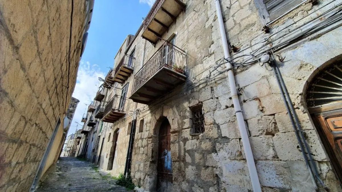 Будинок в Італії за копійки - як виглядає житло на Сицилії за 85 пенсів - Нерухомість