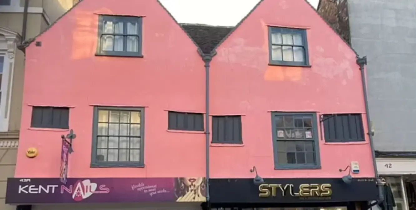 Нарушил правила - мужчина покрасил дом в розовый, за что его могут посадить - Недвижимость