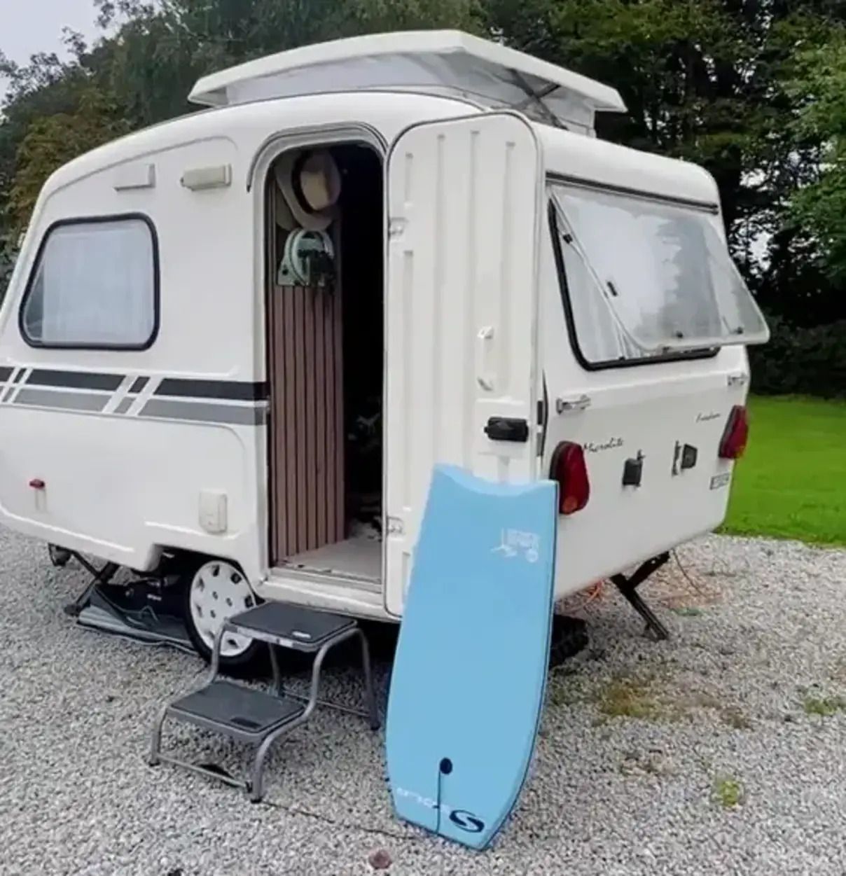 Дім на колесах - як жінка переоблаштувала трейлер на житло - Нерухомість Дім на колесах - як жінка переоблаштувала трейлер на житло - Нерухомість