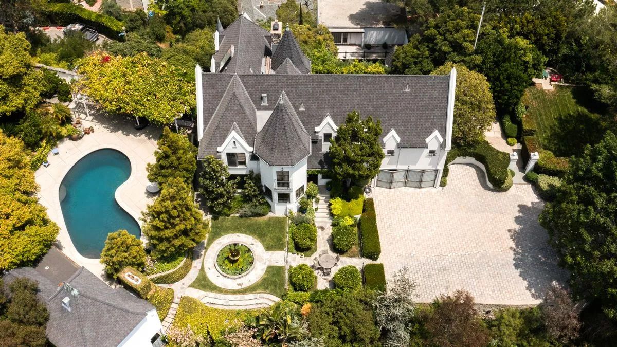 Зірковий будинок, що належав The Beatles - яка його вартість - Нерухомість Зірковий будинок, що належав The Beatles - яка його вартість - Нерухомість