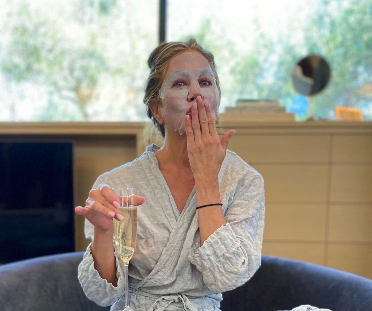 Диван у вітальні Дженніфер Еністон - що обрала акторка - Нерухомість Диван у вітальні Дженніфер Еністон - що обрала акторка - Нерухомість