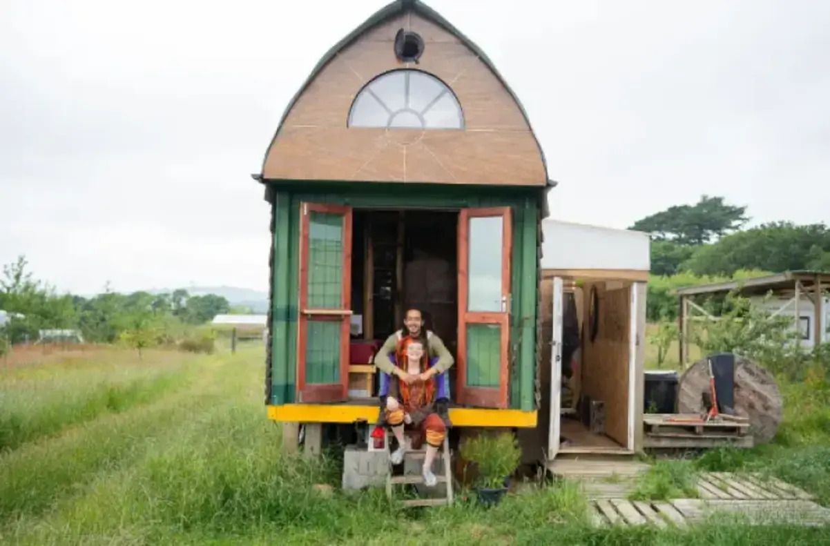 Британка сама побудувала житло з брухту та вторинних матеріалів - що вийшло - Нерухомість Британка сама побудувала житло з брухту та вторинних матеріалів - що вийшло - Нерухомість