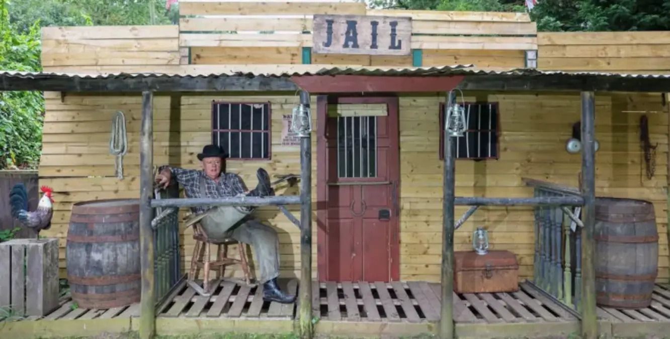 Ковбойське містечко на задньому дворі - як чоловік втілив свою мрію в реальність - Нерухомість Ковбойське містечко на задньому дворі - як чоловік втілив свою мрію в реальність - Нерухомість