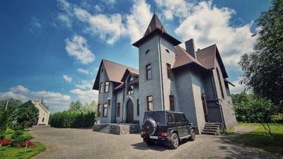 Під Києвом продають "замок Дракули" за 1 мільйон доларів: як виглядає помпезна нерухомість