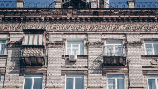 Київ без засклених балконів: волонтери розпочали демонтаж зайвих конструкцій